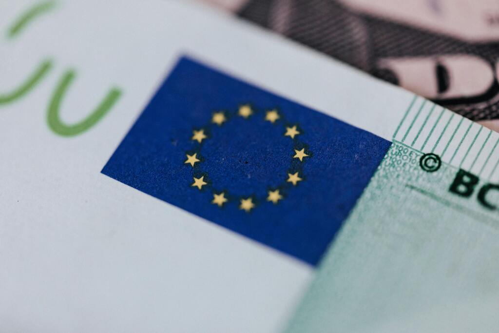 European banknotes and financial system